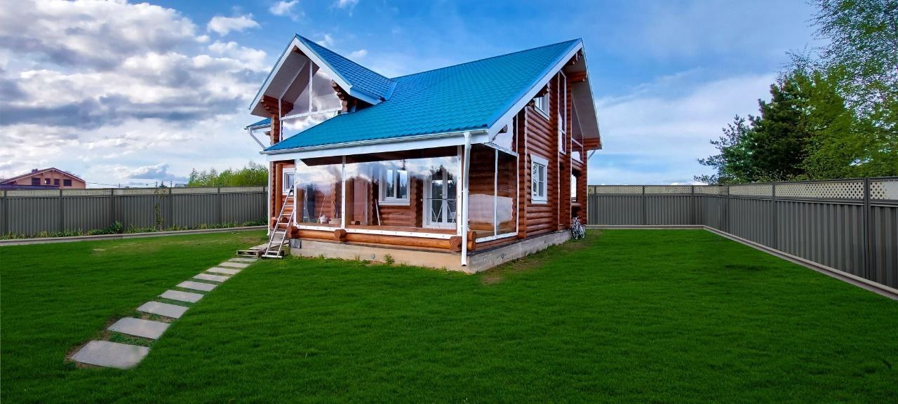 Мягкие окна на веранде загородного дома в городе Кувшиново